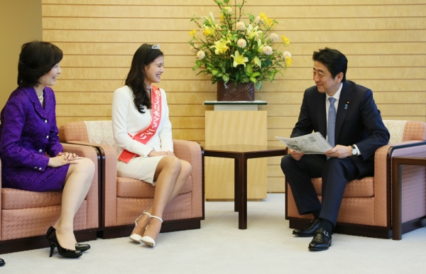 安倍总理在总理大臣官邸接受了“日本小姐”的拜访。
