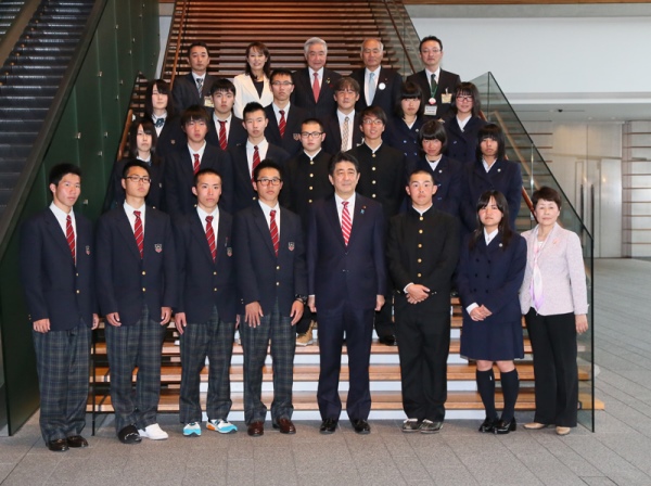 安倍总理在总理大臣官邸接受了福岛县双叶郡的双叶高中及双叶翔阳高中学生的拜访。
