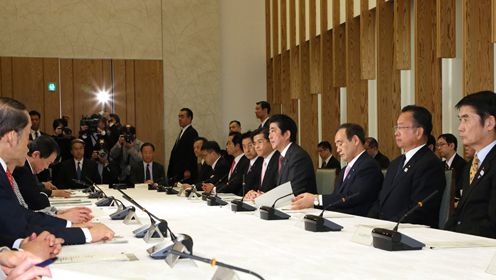 安倍总理在总理大臣官邸召开了第1次特定复合观光设施区域整备推进本部会议。