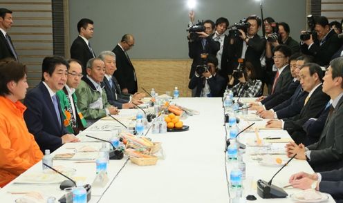 安倍总理在总理大臣官邸召开了第4次“面向未来投资的官民对话”。