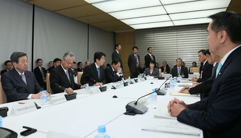 安倍总理在总理大臣官邸召开了2015年第17次经济财政咨询会议。