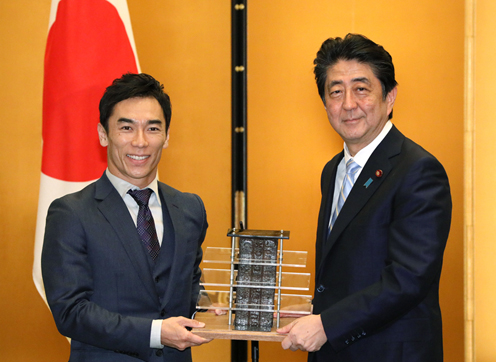 安倍总理在总理大臣官邸举办了赛车手佐藤琢磨的内阁总理大臣表彰仪式，并颁发了表扬状。