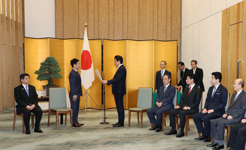 安倍总理在总理大臣官邸举办了赛车手佐藤琢磨的内阁总理大臣表彰仪式，并颁发了表扬状。