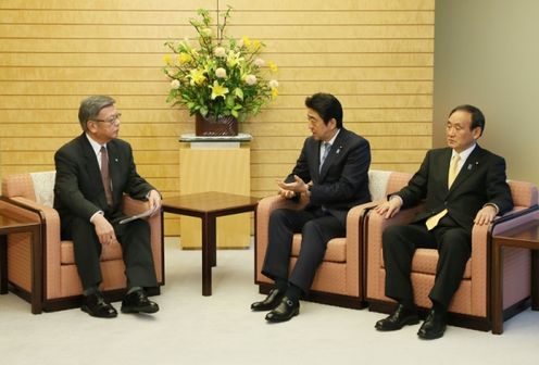 安倍总理在总理大臣官邸与冲绳县知事翁长雄志举行了面谈。