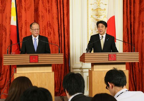 安倍总理在迎宾馆赤坂离宫举行了日本和菲律宾首脑会谈等。