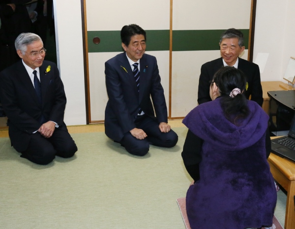 安倍总理视察了东京都内的更生保护设施（帮助从监狱或少管所出来后、在社会自立生活所需的生活指导或就业支援的设施）“两全会”。