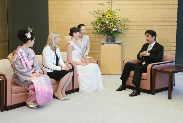 安倍总理在总理大臣官邸接受了全美樱花女王的拜会。