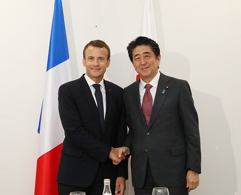 安倍总理与法兰西共和国总统马克龙握手