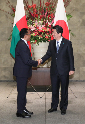 安倍总理在总理大臣官邸与马达加斯加共和国总统埃里·拉乔纳里马曼皮亚尼纳举行了首脑会谈等。