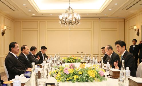 为出席第三届联合国世界减灾大会等正在访问仙台市的安倍总理与各国首脑举行了会谈。