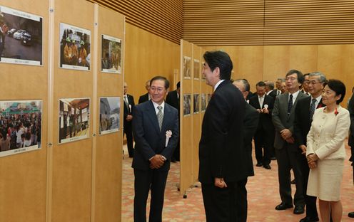 安倍总理在总理大臣官邸举行了2015年安全・安心城镇建设相关功劳者表彰仪式。