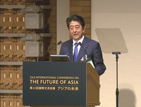 安倍总理出席了在东京都内举行的第23届国际交流会议“亚洲的未来”晚餐会。