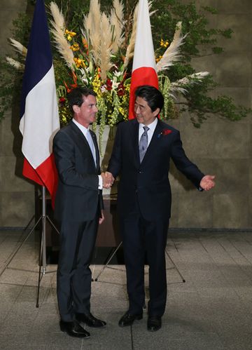 安倍总理在总理大臣官邸与法国总理曼努埃尔·瓦尔斯举行了首脑会谈等。