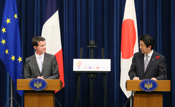 安倍总理在总理大臣官邸与法国总理曼努埃尔·瓦尔斯举行了首脑会谈等。