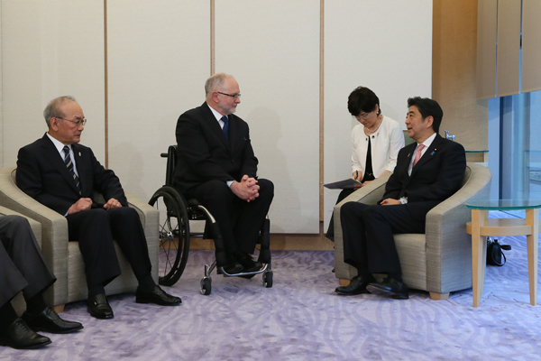 安倍总理在总理大臣官邸接受了国际残疾人奥林匹克委员会（IPC）主席菲利普・克雷文的拜会。
