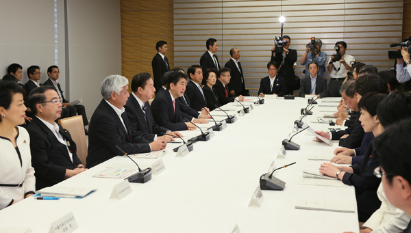 安倍总理在总理大臣官邸召开了第5次观光立国推进阁僚会议。