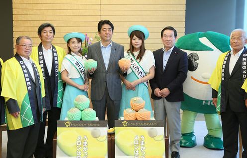 安倍总理在总理大臣官邸接受了（茨城县鉾田市）鉾田品牌大使的拜访。