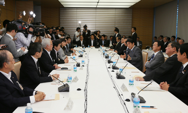 安倍总理在总理大臣官邸召开了第21次产业竞争力会议。