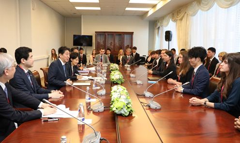 安倍总理为了出席第三届东方经济论坛等，访问了俄罗斯联邦的符拉迪沃斯托克。