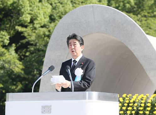 安倍总理出席了在广岛市和平纪念公园举行的广岛市原子弹爆炸遇难者悼念暨和平祈愿仪式。
