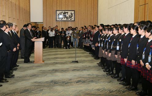安倍总理在总理大臣官邸接受了中国高中生友好交流大使500人访日团第1批的拜会。