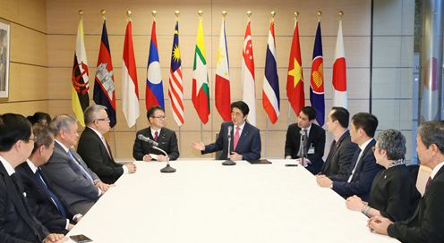 安倍总理在总理大臣官邸接受了东南亚国家联盟（ASEAN）各国经济部长的拜会。