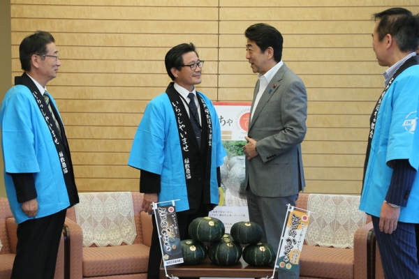 安倍总理在总理大臣官邸接受了纪念品江户崎南瓜。