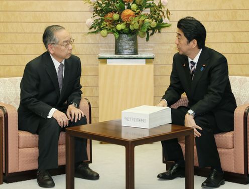 安倍总理在总理大臣官邸接收了日本会计检查院院长河户光彦递交的2014年度决算检查报告。
