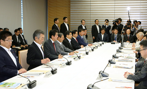 安倍总理在总理大臣官邸召开了第6次国土强韧化推进本部会议。