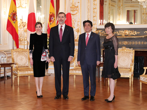 安倍总理在迎宾馆赤坂离宫与西班牙王国费利佩六世国王及莱蒂西亚王妃进行了恳谈等。