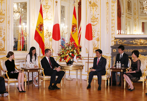安倍总理在迎宾馆赤坂离宫与西班牙王国费利佩六世国王及莱蒂西亚王妃进行了恳谈等。