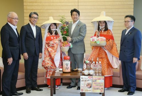 安倍总理在总理大臣官邸接受了和歌山县田边市长真砂充敏及纪州梅之会“梅娘”等的拜访。