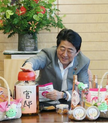 安倍总理在总理大臣官邸接受了和歌山县田边市长真砂充敏及纪州梅之会“梅娘”等的拜访。