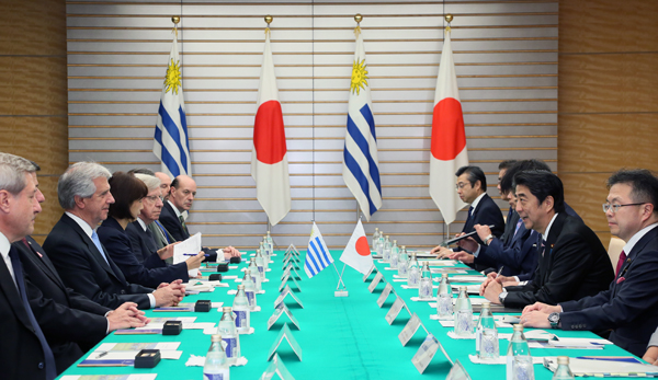 安倍总理在总理大臣官邸与乌拉圭总统巴斯克斯举行了首脑会谈等。