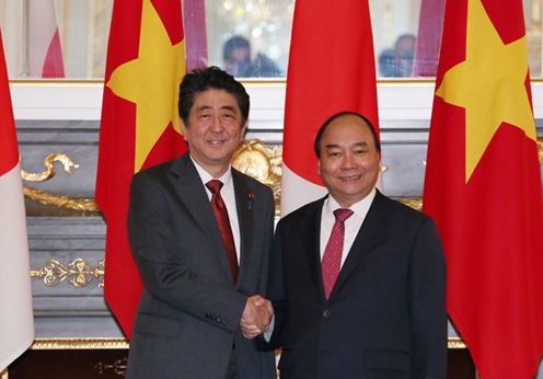 安倍总理在迎宾馆赤坂离宫与越南社会主义共和国总理阮春福举行了首脑会谈等。