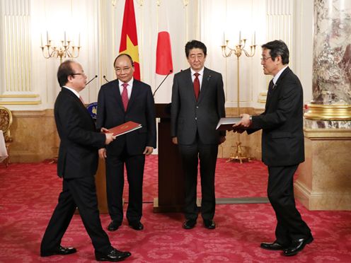 安倍总理在迎宾馆赤坂离宫与越南社会主义共和国总理阮春福举行了首脑会谈等。