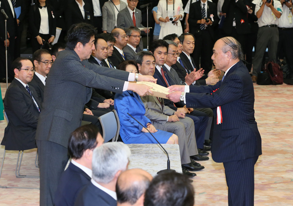 安倍总理出席了在总理大臣官邸举行的“2015年防灾功劳者内阁总理大臣表彰仪式”。