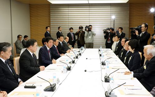 安倍总理在总理大臣官邸召开了第29次行政改革推进会议。