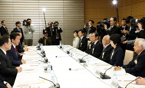 安倍总理在总理大臣官邸召开了第29次行政改革推进会议。