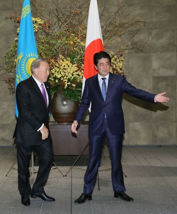 安倍总理在总理大臣官邸与哈萨克斯坦共和国总统努尔苏丹·纳扎尔巴耶夫举行了首脑会谈等。