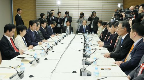 安倍总理在总理大臣官邸出席了第4次规制改革推进会议。