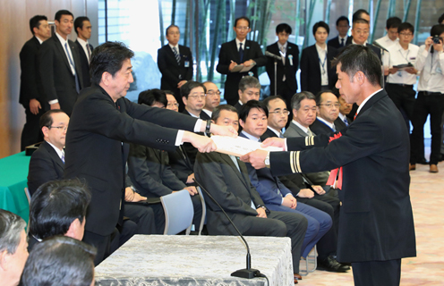 安倍总理在总理大臣官邸出席了2017年防灾功劳者内阁总理大臣表彰仪式。