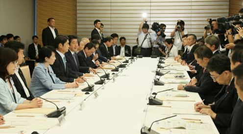 安倍总理在总理大臣官邸召开了第16次复兴推进会议。