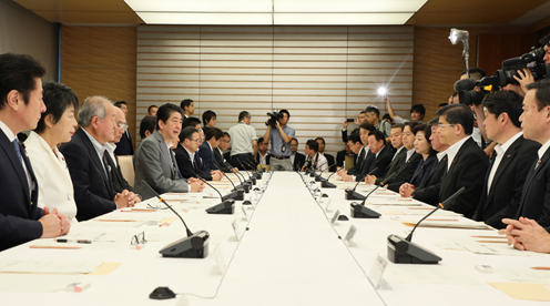 安倍总理在总理大臣官邸召开了第19次复兴推进会议。