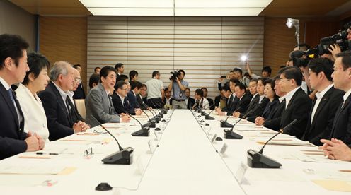安倍总理在总理大臣官邸召开了第19次复兴推进会议。