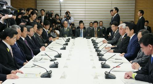 安倍总理在总理大臣官邸召开了第23次犯罪对策阁僚会议。