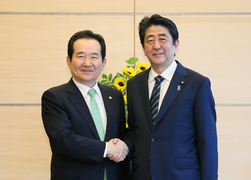 安倍总理在总理大臣官邸接受了大韩民国国会议长丁世均一行的拜会。