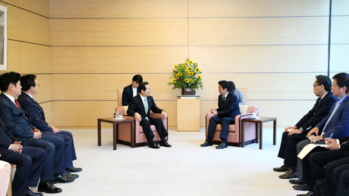 安倍总理在总理大臣官邸接受了大韩民国国会议长丁世均一行的拜会。