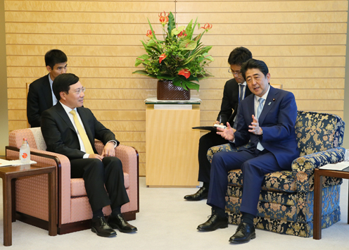 安倍总理在总理大臣官邸接受了越南社会主义共和国副总理兼外交部长范平明的拜会。