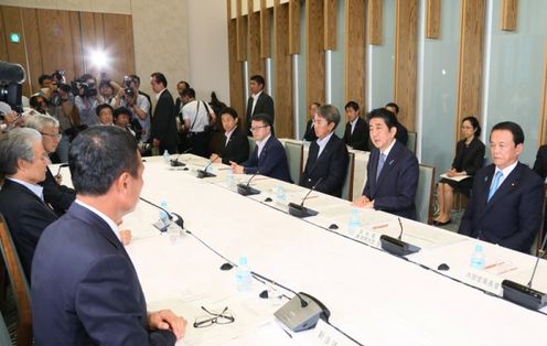 安倍总理在总理大臣官邸召开了2016年第14次经济财政咨询会议。